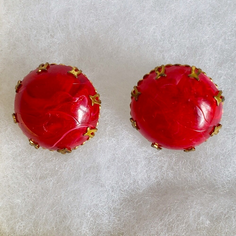 1” Vintage Gold Setting With Round Red Clip-Ons